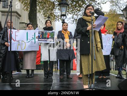 Londres, Royaume-Uni. 27th novembre 2022. Malala Yousafzai, lauréate du prix Nobel de la paix, militante des droits de l'homme et militante de l'éducation des femmes, s'exprime à l'événement, puis se tient en solidarité avec les autres participants. Ses deux parents sont également présents. La Marche pour la liberté pour les femmes et les filles afghanes la liberté et l'éducation sont organisées par Stand4NRF et la Marche pour les femmes. Il progresse de Hyde Park à Downing Street, où plusieurs orateurs prennent sur scène pour parler des droits et libertés des femmes afghanes. Credit: Imagetraceur/Alamy Live News Banque D'Images