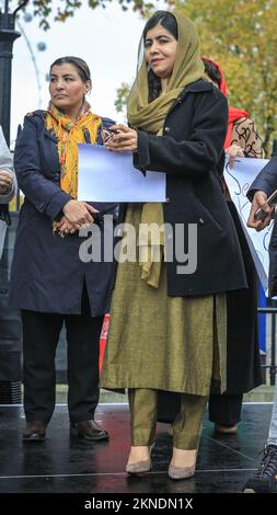 Londres, Royaume-Uni. 27th novembre 2022. Malala Yousafzai, lauréate du prix Nobel de la paix, militante des droits de l'homme et militante de l'éducation des femmes, (front), avec Horia Mosadiq, militante afghane des droits de l'homme (back) . La Marche pour la liberté pour les femmes et les filles afghanes la liberté et l'éducation sont organisées par Stand4NRF et la Marche pour les femmes. Il progresse de Hyde Park à Downing Street, où plusieurs orateurs prennent sur scène pour parler des droits et libertés des femmes afghanes. Credit: Imagetraceur/Alamy Live News Banque D'Images