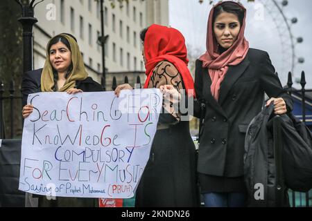 Londres, Royaume-Uni. 27th novembre 2022. Malala Yousafzai, lauréate du prix Nobel de la paix, militante des droits de l'homme et militante de l'éducation des femmes, s'exprime à l'événement, puis se tient en solidarité avec les autres participants. Ses deux parents sont également présents. La Marche pour la liberté pour les femmes et les filles afghanes la liberté et l'éducation sont organisées par Stand4NRF et la Marche pour les femmes. Il progresse de Hyde Park à Downing Street, où plusieurs orateurs prennent sur scène pour parler des droits et libertés des femmes afghanes. Credit: Imagetraceur/Alamy Live News Banque D'Images