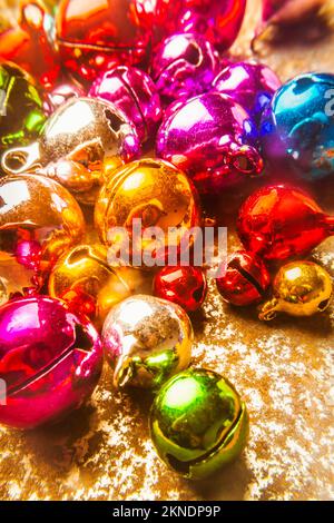 Décorations de Noël colorées avec des cloches de joie sonnant dans le fêtes de fin d'année Banque D'Images