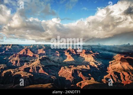 Le Grand Canyon s'ouvre devant les visiteurs de Yavapai point. Arizona Banque D'Images