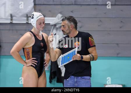 Piscine Babel, Rome, Italie, 26 novembre 2022, Abby Elizabeth Andrews et l'entraîneur-chef Marco Capanna (SIS Roma) pendant SIS Roma vs RN Florentia Banque D'Images