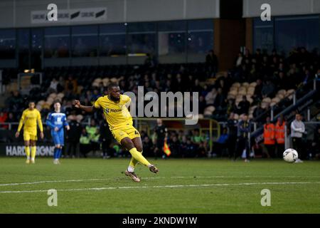 Adedeji Oshilaja de Burton Albion marque son sixième but lors du deuxième tour de la coupe Emirates FA au stade Pirelli, Burton Upon Trent. Date de la photo: Dimanche 27 novembre 2022. Banque D'Images