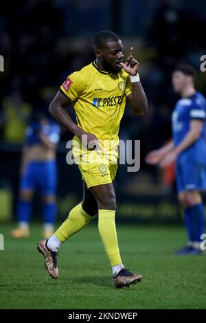 Adedeji Oshilaja de Burton Albion célèbre son sixième but lors du deuxième tour de la coupe Emirates FA au stade Pirelli, Burton Upon Trent. Date de la photo: Dimanche 27 novembre 2022. Banque D'Images