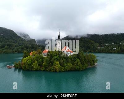 Église de Marie la Reine, Église sur l'île sur le lac Bled Slovénie vue aérienne de drone Banque D'Images