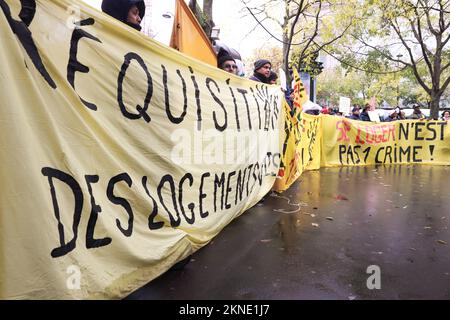 Mobilisation contre le projet de loi KASBARIAN-BERGE, adopté par le groupe des Républicains (LR), le ministère de l'intérieur, le gardien des phoques et le gouvernement. Projet de loi visant à réduire les droits des locataires en difficulté et des occupants de logements vides, à 27 novembre 2022, à Paris. Photo de Christophe Michel/ABACAPRESS.COM Banque D'Images