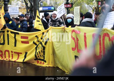 Mobilisation contre le projet de loi KASBARIAN-BERGE, adopté par le groupe des Républicains (LR), le ministère de l'intérieur, le gardien des phoques et le gouvernement. Projet de loi visant à réduire les droits des locataires en difficulté et des occupants de logements vides, à 27 novembre 2022, à Paris. Photo de Christophe Michel/ABACAPRESS.COM Banque D'Images