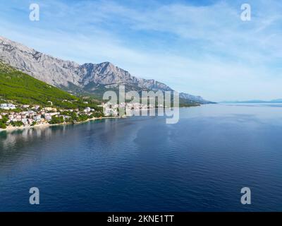 Plage de Brela superbe côte Croatie vue aérienne de drone Banque D'Images