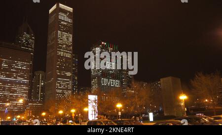 CHICAGO, ILLINOIS, ÉTATS-UNIS - DEC 12, 2015 : sculpture de la fontaine de la Couronne composée de deux tours LED de 50 mètres de haut et d'une piscine réfléchissante pendant un Banque D'Images