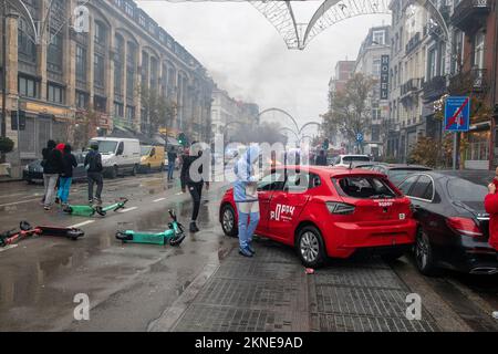 L'illustration montre les incidents et les forces de police présents dans le centre de Bruxelles, lors d'un match de football entre l'équipe nationale belge des Red Devils et du Maroc, dans le groupe F de la coupe du monde FIFA 2022, le dimanche 27 novembre 2022. BELGA PHOTO NICOLAS MATERLINCK Banque D'Images