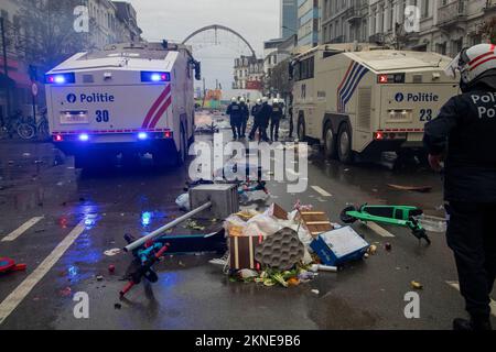 L'illustration montre les incidents et les forces de police présents dans le centre de Bruxelles, lors d'un match de football entre l'équipe nationale belge des Red Devils et du Maroc, dans le groupe F de la coupe du monde FIFA 2022, le dimanche 27 novembre 2022. BELGA PHOTO NICOLAS MATERLINCK Banque D'Images