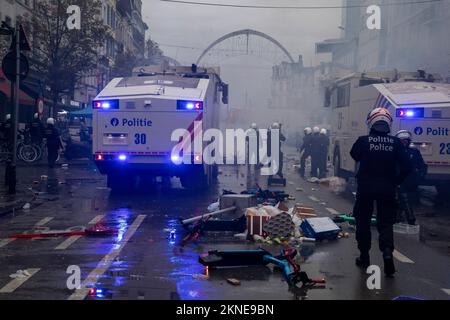 L'illustration montre les incidents et les forces de police présents dans le centre de Bruxelles, lors d'un match de football entre l'équipe nationale belge des Red Devils et du Maroc, dans le groupe F de la coupe du monde FIFA 2022, le dimanche 27 novembre 2022. BELGA PHOTO NICOLAS MATERLINCK Banque D'Images