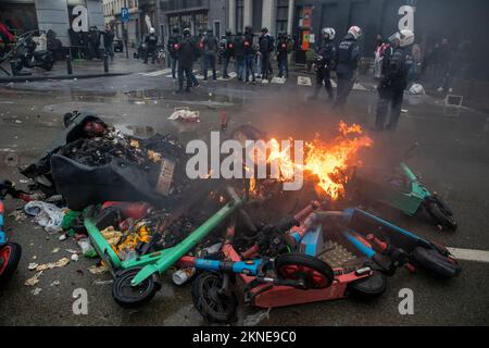 L'illustration montre les incidents et les forces de police présents dans le centre de Bruxelles, lors d'un match de football entre l'équipe nationale belge des Red Devils et du Maroc, dans le groupe F de la coupe du monde FIFA 2022, le dimanche 27 novembre 2022. BELGA PHOTO NICOLAS MATERLINCK Banque D'Images