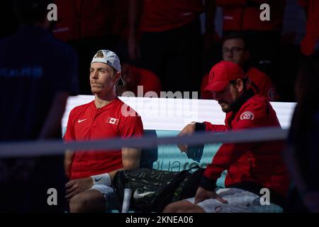 Malaga, Espagne. 27th novembre 2022. Denis Shapovalov et Frank Dancevic, capitaine du Canada, vus pendant la coupe Davis par Rakuten final 8 au Palacio de Deportes Martin Carpena.final score; Denis Shapovalov 2:0 Thanasi Kokkinakis. (Photo de Vicente Vidal Fernandez/SOPA Images/Sipa USA) crédit: SIPA USA/Alay Live News Banque D'Images