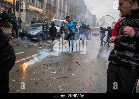 L'illustration montre des incidents lors des célébrations des supporters marocains et des forces de police présents dans le centre de Bruxelles, lors d'un match de football entre l'équipe nationale belge les Red Devils et le Maroc, dans le groupe F de la coupe du monde FIFA 2022, le dimanche 27 novembre 2022. BELGA PHOTO NICOLAS MATERLINCK Banque D'Images