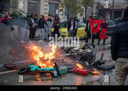 L'illustration montre des incidents lors des célébrations des supporters marocains et des forces de police présents dans le centre de Bruxelles, lors d'un match de football entre l'équipe nationale belge les Red Devils et le Maroc, dans le groupe F de la coupe du monde FIFA 2022, le dimanche 27 novembre 2022. BELGA PHOTO NICOLAS MATERLINCK Banque D'Images