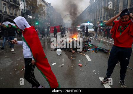 L'illustration montre des incidents lors des célébrations des supporters marocains et des forces de police présents dans le centre de Bruxelles, lors d'un match de football entre l'équipe nationale belge les Red Devils et le Maroc, dans le groupe F de la coupe du monde FIFA 2022, le dimanche 27 novembre 2022. BELGA PHOTO NICOLAS MATERLINCK Banque D'Images