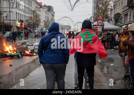 L'illustration montre les incidents et les forces de police présents dans le centre de Bruxelles, lors d'un match de football entre l'équipe nationale belge des Red Devils et du Maroc, dans le groupe F de la coupe du monde FIFA 2022, le dimanche 27 novembre 2022. BELGA PHOTO NICOLAS MATERLINCK Banque D'Images