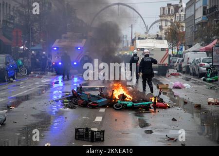 L'illustration montre des incidents lors des célébrations des supporters marocains et des forces de police présents dans le centre de Bruxelles, lors d'un match de football entre l'équipe nationale belge les Red Devils et le Maroc, dans le groupe F de la coupe du monde FIFA 2022, le dimanche 27 novembre 2022. BELGA PHOTO NICOLAS MATERLINCK Banque D'Images