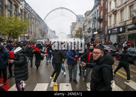 L'illustration montre des incidents lors des célébrations des supporters marocains et des forces de police présents dans le centre de Bruxelles, lors d'un match de football entre l'équipe nationale belge les Red Devils et le Maroc, dans le groupe F de la coupe du monde FIFA 2022, le dimanche 27 novembre 2022. BELGA PHOTO NICOLAS MATERLINCK Banque D'Images