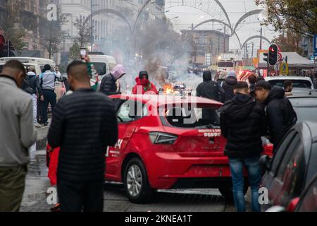 L'illustration montre des incidents lors des célébrations des supporters marocains et des forces de police présents dans le centre de Bruxelles, lors d'un match de football entre l'équipe nationale belge les Red Devils et le Maroc, dans le groupe F de la coupe du monde FIFA 2022, le dimanche 27 novembre 2022. BELGA PHOTO NICOLAS MATERLINCK Banque D'Images