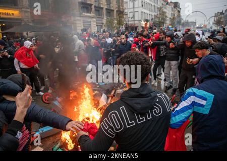 L'illustration montre des incidents lors des célébrations des supporters marocains et des forces de police présents dans le centre de Bruxelles, lors d'un match de football entre l'équipe nationale belge les Red Devils et le Maroc, dans le groupe F de la coupe du monde FIFA 2022, le dimanche 27 novembre 2022. BELGA PHOTO NICOLAS MATERLINCK Banque D'Images