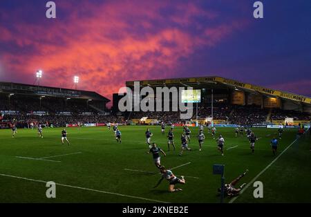 Oliver Hassell-Collins, de London Irish, marque la troisième tentative du match lors du match Gallagher Premiership au Mattioli Woods Welford Road Stadium, Leicester. Date de la photo: Dimanche 27 novembre 2022. Banque D'Images