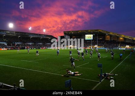 Oliver Hassell-Collins, de London Irish, marque la troisième tentative du match lors du match Gallagher Premiership au Mattioli Woods Welford Road Stadium, Leicester. Date de la photo: Dimanche 27 novembre 2022. Banque D'Images