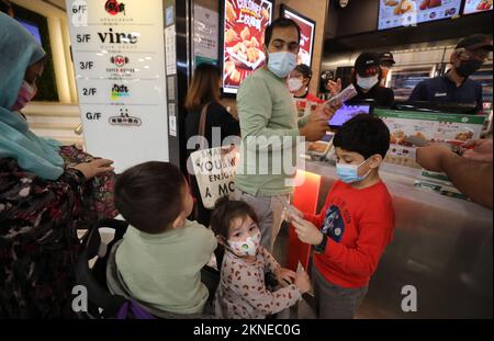 Une famille musulmane achète son premier repas certifié halal KFC au magasin KFC ChuangHH London Plaza (Jordanie), qui est certifié halal à partir du 4 novembre 2022. 04NOV22 SCMP / Xiaomei Chen Banque D'Images