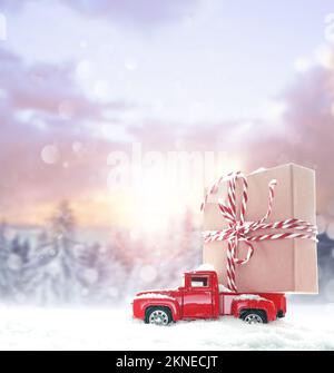 Fond de Noël avec neige et voiture rouge rétro avec boîte cadeau. Carte de vœux de joyeux Noël et de bonne année avec espace copie Banque D'Images