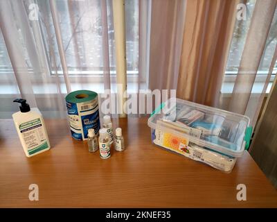 KIEV, UKRAINE - le 26 NOVEMBRE 2022 - des désinfectants pour les mains et des médicaments sont disponibles à un point d'invincibilité dans le district de Desnianskyi à Kiev, où peopl Banque D'Images