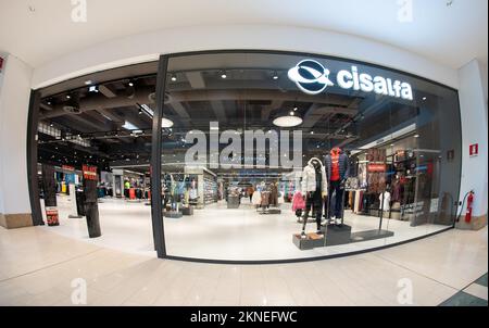 Cuneo, Italie - 18 novembre 2022: grande Cisalfa magasin dans le centre commercial italien Grande Cuneo, Cisalfa sport est une importante chaîne de vêtements italienne a Banque D'Images