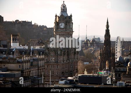 Édimbourg, Royaume-Uni - 27 novembre 2022 : l'hôtel Balmoral et le monument Scott Banque D'Images