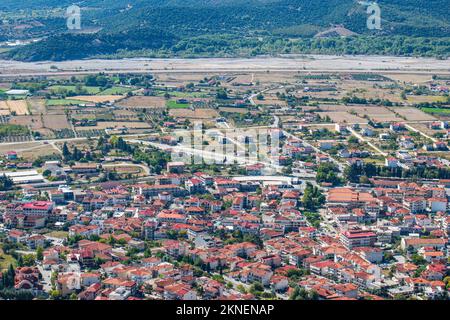 Photo panoramique aérienne au-dessus de la ville de Kalambaka depuis les monastères de Meteora en Thessalie en Grèce, en Europe. Banque D'Images