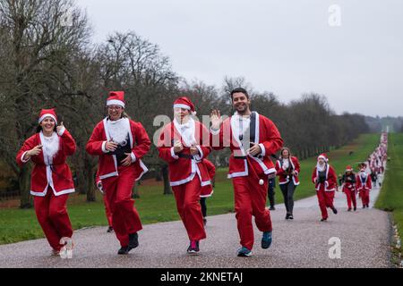 Windsor, Royaume-Uni. 27 novembre 2022. Des coureurs amusants vêtus du Père Noël participent à la longue promenade du Windsor Santa Dash 2022 dans le Grand parc de Windsor, à l'aide de l'hospice pour enfants Alexander Devine. L'événement de l'année précédente a permis de recueillir £30 000 000 personnes pour le service local d'hospice pour enfants, qui a donné des soins et un soutien spécialisés à des centaines d'enfants atteints de maladies qui limitent la vie et menacent la vie et à leurs familles depuis sa fondation en 2007. Crédit : Mark Kerrison/Alamy Live News Banque D'Images