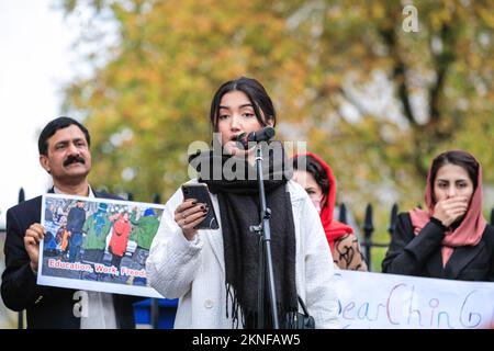 Londres, Royaume-Uni. 27th novembre 2022. La Marche pour la liberté pour les femmes et les filles afghanes, organisée par Stand4NRF et la Marche pour les femmes, s'étend de Marble à Westminster jusqu'à Downing Street, où plusieurs orateurs prennent la parole pour défendre les droits et les libertés des femmes afghanes. Credit: Imagetraceur/Alamy Live News Banque D'Images