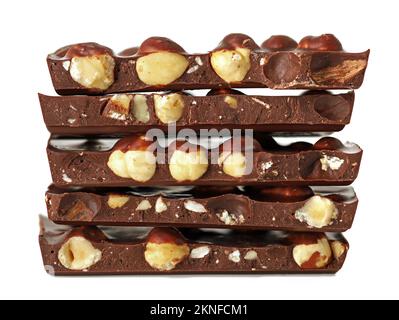 pile de barres de chocolat cassées avec noisettes isolées sur fond blanc, vue latérale du chocolat noir avec des noix Banque D'Images