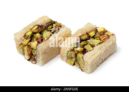 Paire de biscuits syriens traditionnels farcis pistachios isolés sur fond blanc Banque D'Images