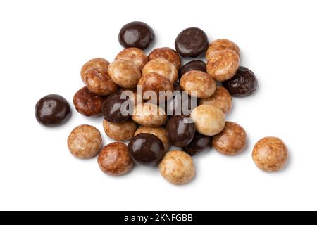 Tas de kruidnoten traditionnel hollandais, biscuits au pain d'épice, recouverts de chocolat et de glaçage au café gros plan sur fond blanc Banque D'Images