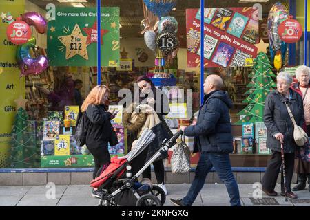 Exeter, Royaume-Uni, le 16 novembre 2022 : les amateurs de shopping lors d'une journée ensoleillée sur Exeter High Street et autour du centre commercial Princesshay. Des réductions pour le Vendredi fou sont proposées et les ventes et les réductions ouvrent la saison des achats de Noël car les consommateurs essaient de répartir le coût de Noël pendant la crise du coût de la vie. Anna Watson/Alay Live News Banque D'Images