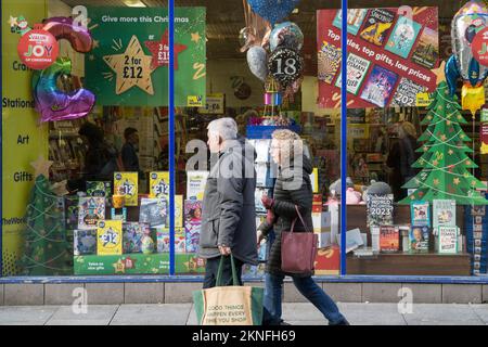 Exeter, Royaume-Uni, le 16 novembre 2022 : les amateurs de shopping lors d'une journée ensoleillée sur Exeter High Street et autour du centre commercial Princesshay. Des réductions pour le Vendredi fou sont proposées et les ventes et les réductions ouvrent la saison des achats de Noël car les consommateurs essaient de répartir le coût de Noël pendant la crise du coût de la vie. Anna Watson/Alay Live News Banque D'Images