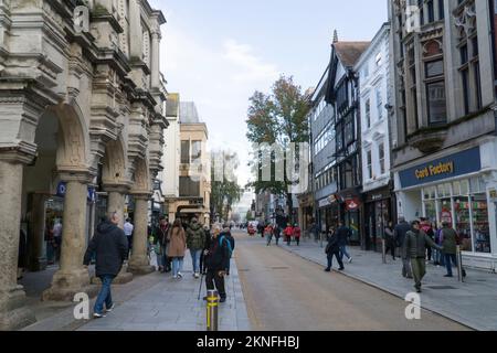 Exeter, Royaume-Uni, le 16 novembre 2022 : les amateurs de shopping lors d'une journée ensoleillée sur Exeter High Street et autour du centre commercial Princesshay. Des réductions pour le Vendredi fou sont proposées et les ventes et les réductions ouvrent la saison des achats de Noël car les consommateurs essaient de répartir le coût de Noël pendant la crise du coût de la vie. Anna Watson/Alay Live News Banque D'Images