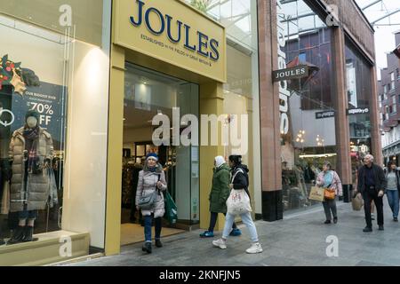 Exeter, Royaume-Uni, 16 novembre 2022 : acheteurs dans une succursale de la boutique de vêtements Joules dans le centre commercial Princesshay. La chaîne fonctionne sous le contrôle des administrateurs. Anna Watson/Alay Live News Banque D'Images