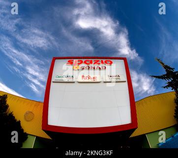 Cuneo, Italie - 18 novembre 2022: Spazio Conad signe avec logos petstore, Sapori e Sorrisi, Conad et con Cura dans le centre commercial italien Grande Cuneo on Banque D'Images