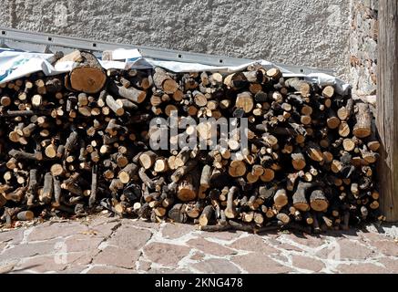 Pile de bois de chauffage, village de Lafonias Hill, Lesbos, sept / oct 2022. Banque D'Images