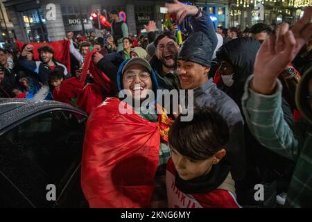 L'illustration montre des supporters marocains célébrant dans le centre de Bruxelles, lors d'un match de football entre l'équipe nationale belge les Red Devils et le Maroc, dans le groupe F de la coupe du monde FIFA 2022, le dimanche 27 novembre 2022. BELGA PHOTO NICOLAS MATERLINCK Banque D'Images