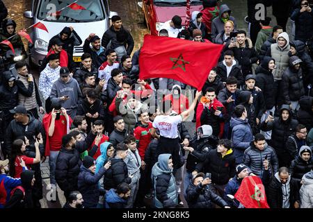 LA HAYE - les fans marocains de football célèbrent à l'Hoefkade après que l'équipe nationale a remporté la coupe du monde contre la Belgique. Là où le quartier devient complètement orange dans la plupart des rues, il y a aussi beaucoup de rouge et de vert, du drapeau du Maroc. ANP RAMON VAN FLYMEN pays-bas sortie - belgique sortie Banque D'Images