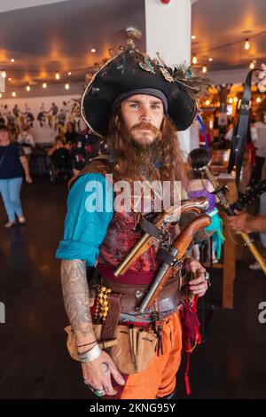 Angleterre, East Sussex, Eastbourne, Eastbourne Pier Pirates Festival, Homme vêtu de Pirate Costume Banque D'Images