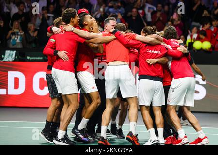 27 novembre 2022, Espagne, Málaga: Tennis, hommes: Coupe Davis - finale. L'équipe canadienne célèbre la victoire de la coupe Davis. Photo: Frank Molter/dpa Banque D'Images