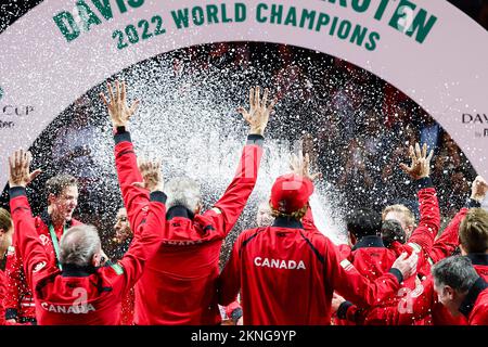 27 novembre 2022, Espagne, Málaga: Tennis, hommes: Coupe Davis - finale. L'équipe canadienne célèbre la victoire de la coupe Davis. Photo: Frank Molter/dpa Banque D'Images